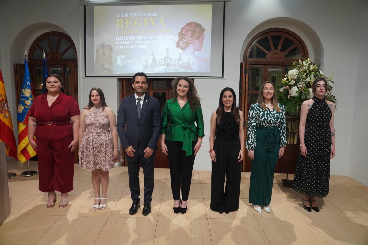 Sagredo, la nueva Reina de las Fiestas Mayores de Paterna 2024, la Teniente Alcalde y Corte de Honor durante el acto institucional